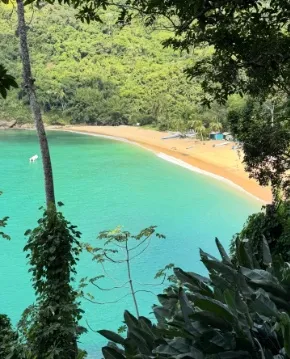 Praia de água verde vista do mirante