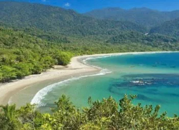 Vista aérea da Praia de Castelhanos com a serra ao fundo