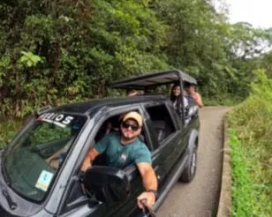 Guia sorrindo ao volante da caminhonete 4x4 na Estrada de Castelhanos
