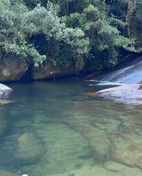 Piscina natural entre pedras e mata