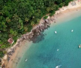 Vista aérea do Saco do Eustáquio com barcos ancorados
