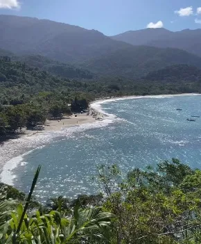 Vista da baía de Castelhanos com a serra ao fundo